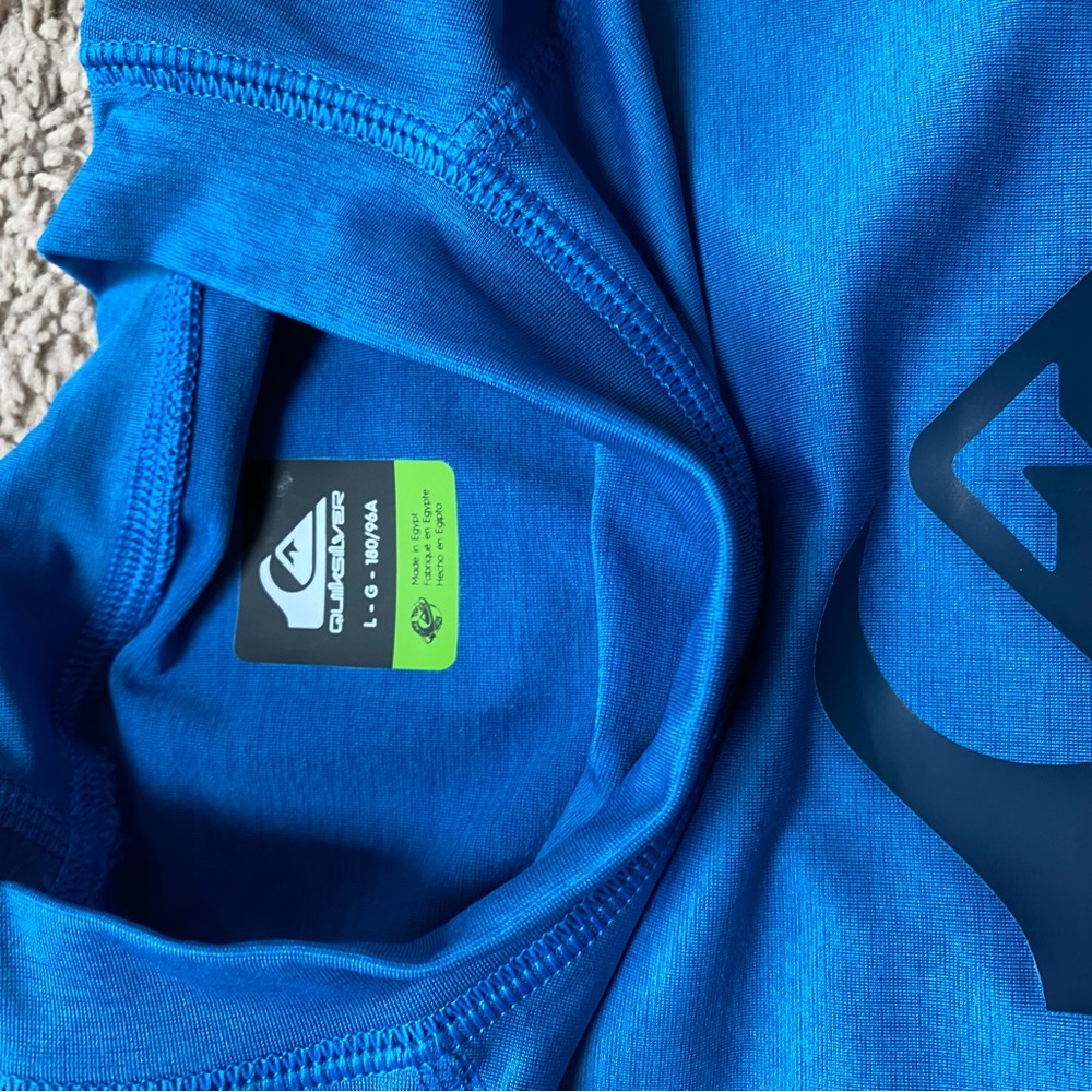 BNWT Mens Quiksilver rash guard. Size L.